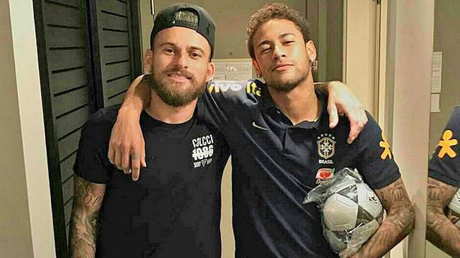 半场战报：尤文2-1卡利亚里，伊尔迪兹双响，弗拉霍维奇伤退（半场速递：尤文暂2-1领先卡利亚里，伊尔迪兹梅开二度，弗拉霍维奇伤退离场）