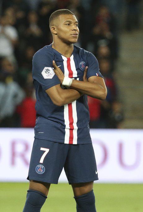 爱美的年纪？亚马尔接受护发和痤疮治疗，全身心做好自我养护（青春爱美正当时：亚马尔进行护发与祛痘护理，专注全方位自我管理）