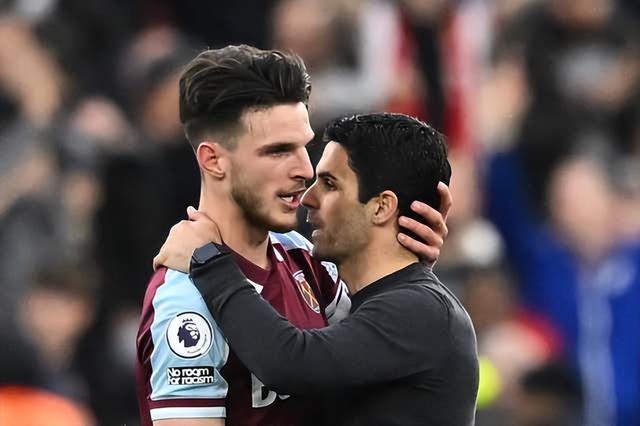 阿尔卡拉斯表演赛搞笑举动笑翻全场，指出乐观态度是最大武器（阿尔卡拉斯表演赛逗趣一幕引爆全场笑声，直言乐观心态是他最大的武器）