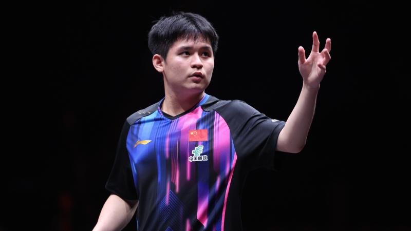 吕文君庆祝夺冠：是海港的三连冠，更是上海的三连冠（吕文君赛后庆祝：海港完成三连冠，亦是上海的三连冠）